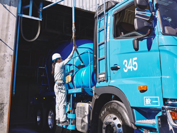 生コンクリートの荷積みは、正確、迅速な作業はもとより、高所作業も伴うので、安全にも気を配る必要があります。このようなこともしっかりと指導いたします。
					