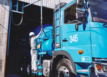 生コンクリートの荷積みは、正確、迅速な作業はもとより、高所作業も伴うので、安全にも気を配る必要があります。このようなこともしっかりと指導いたします。
				