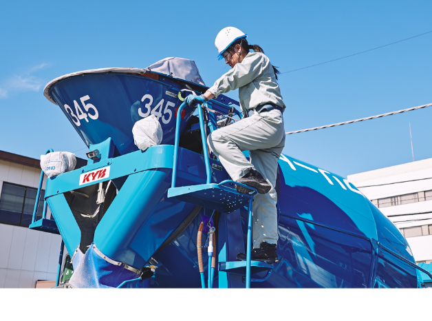 生コンクリートの荷積みは、正確、迅速な作業はもとより、高所作業も伴うので、安全にも気を配る必要があります。このようなこともしっかりと指導いたします。