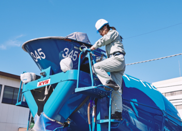 生コンクリートの荷積みは、正確、迅速な作業はもとより、高所作業も伴うので、安全にも気を配る必要があります。このようなこともしっかりと指導いたします。