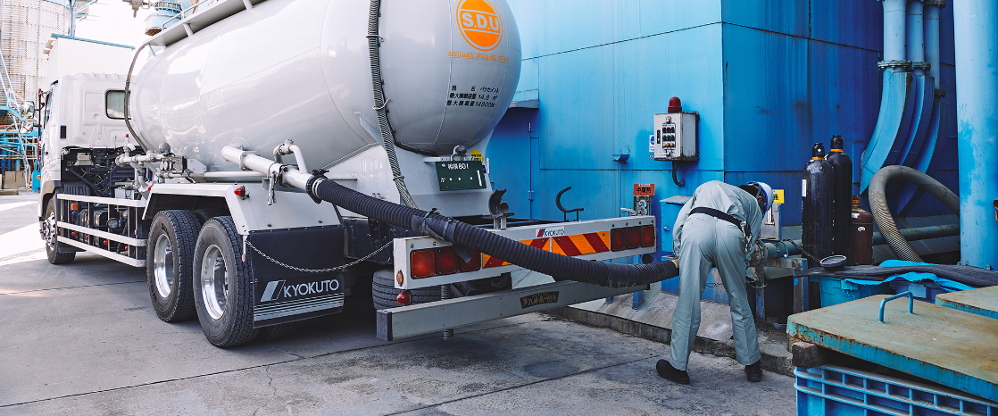 セメントの荷下ろしは、工場サイロに搬入の際は、車より直結して荷下ろしします。当社にはバラ車2台のみですが、関連会社の誠実業株式会社には多くのバラ車が在籍しています。