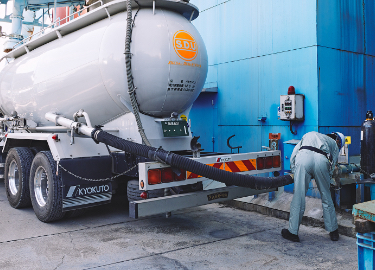 セメントの荷下ろしは、工場サイロに搬入の際は、車より直結して荷下ろしします。当社にはバラ車2台のみですが、関連会社の誠実業株式会社には多くのバラ車が在籍しています。